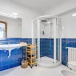 Grande Com Piscina Privada | Villa