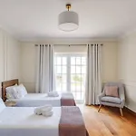 Grande Com Piscina Privada | Villa
