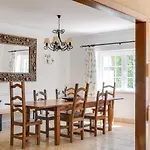 Grande Com Piscina Privada | Villa *