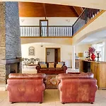 Grande Com Piscina Privada |