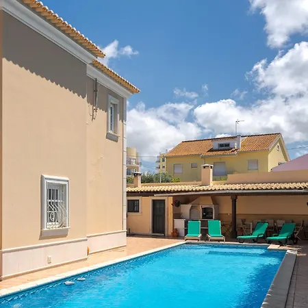 Villa Grande Com Piscina Privada | *