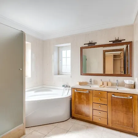 Grande Com Piscina Privada | Villa