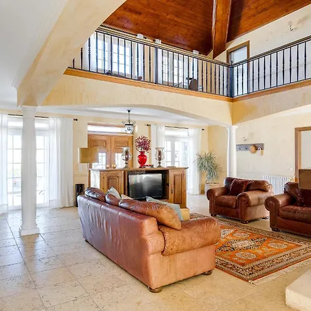 Grande Com Piscina Privada | Villa *