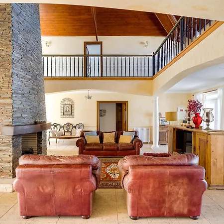 Grande Com Piscina Privada | *