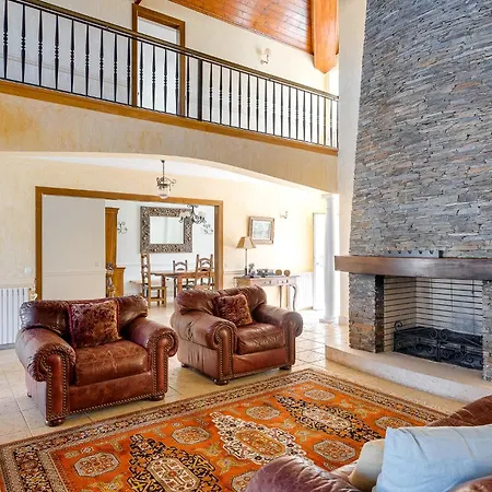 Villa Grande Com Piscina Privada | *