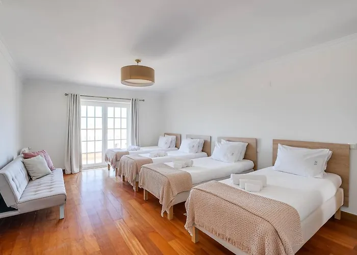 Villa Grande Com Piscina Privada | *
