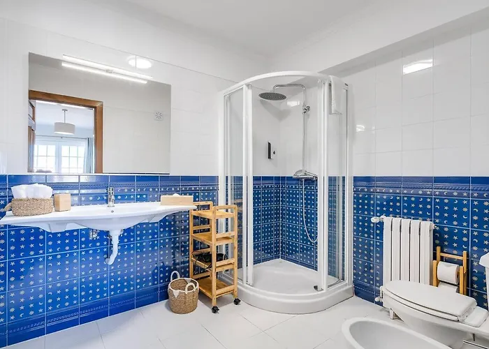 Grande Com Piscina Privada | Villa