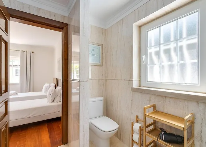 Villa Grande Com Piscina Privada | *